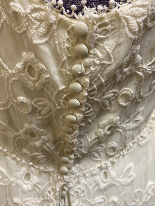 Vintage Off White Wedding Dress & Veil Long Sleeve Size 10 -12