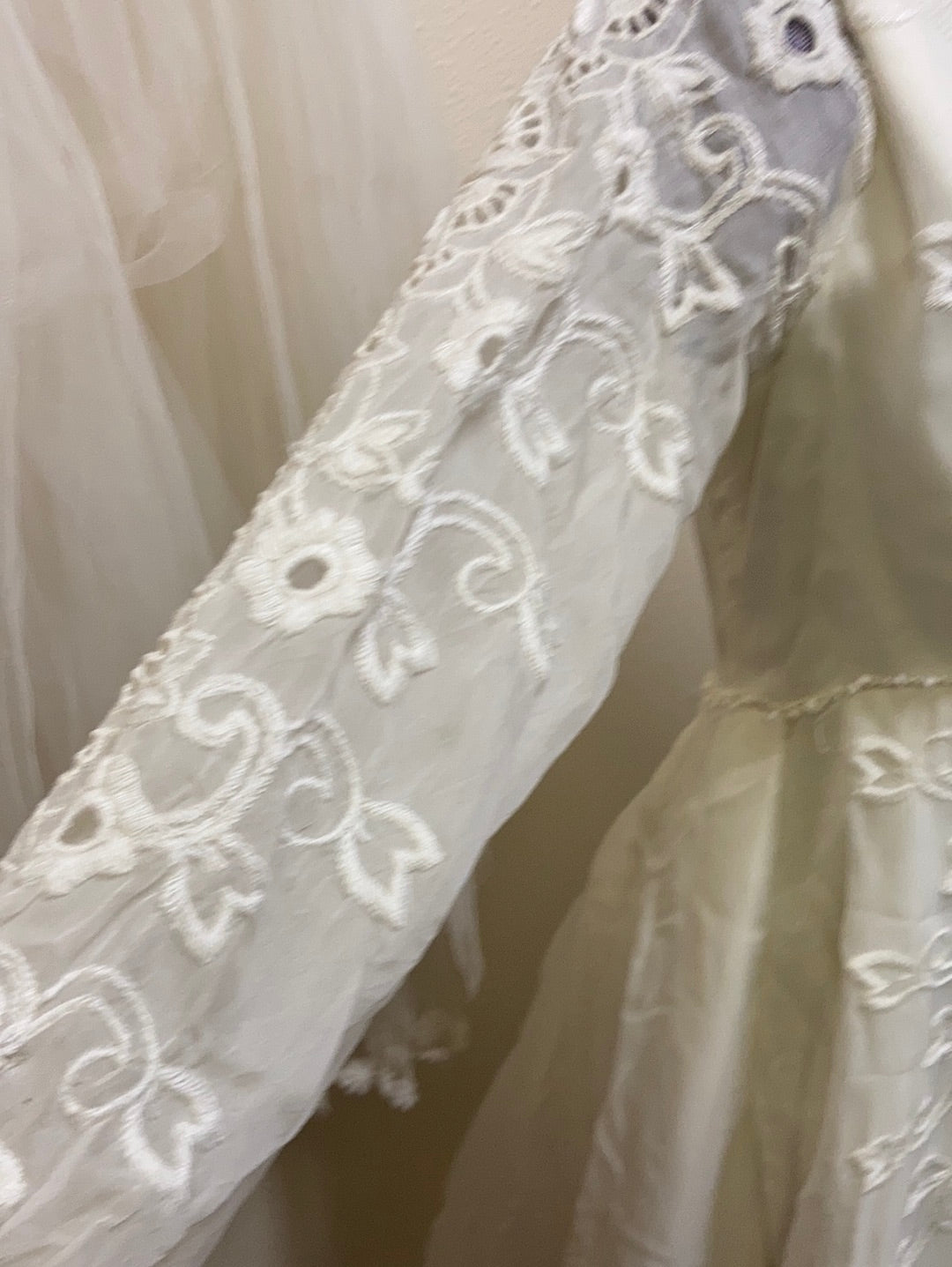 Vintage Off White Wedding Dress & Veil Long Sleeve Size 10 -12