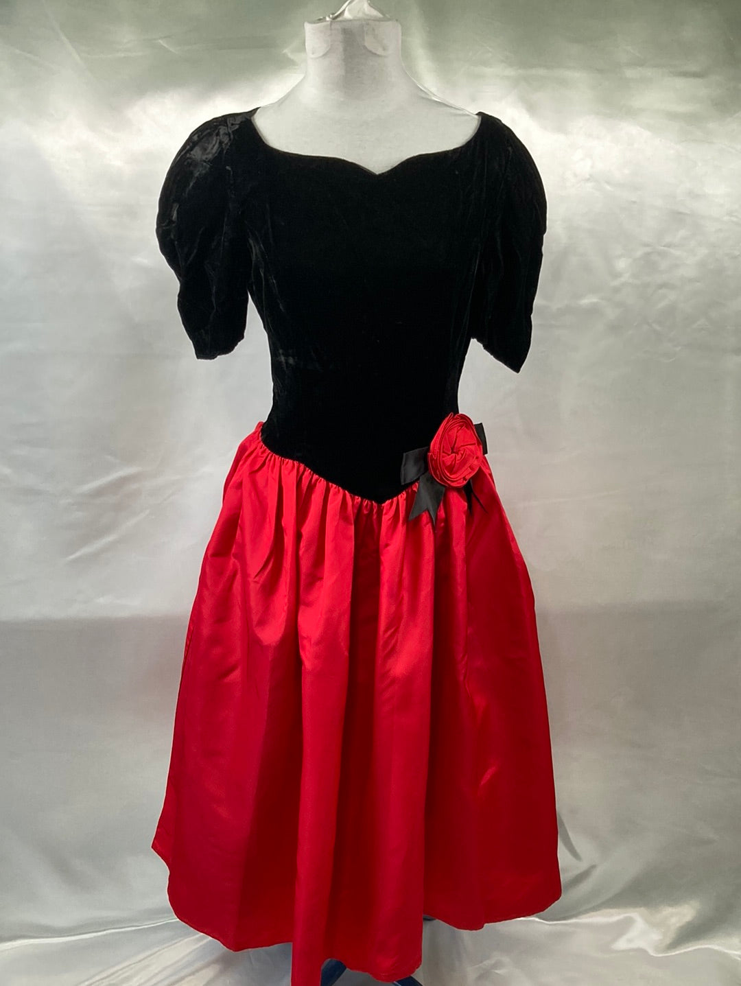 80s red prom dress Listing this stunning late 80s to early 90s red vintage prom dress today || click link in bio to shop || #etsy #etsyvintage #80sfashion #90saesthetic #vintagepromdress