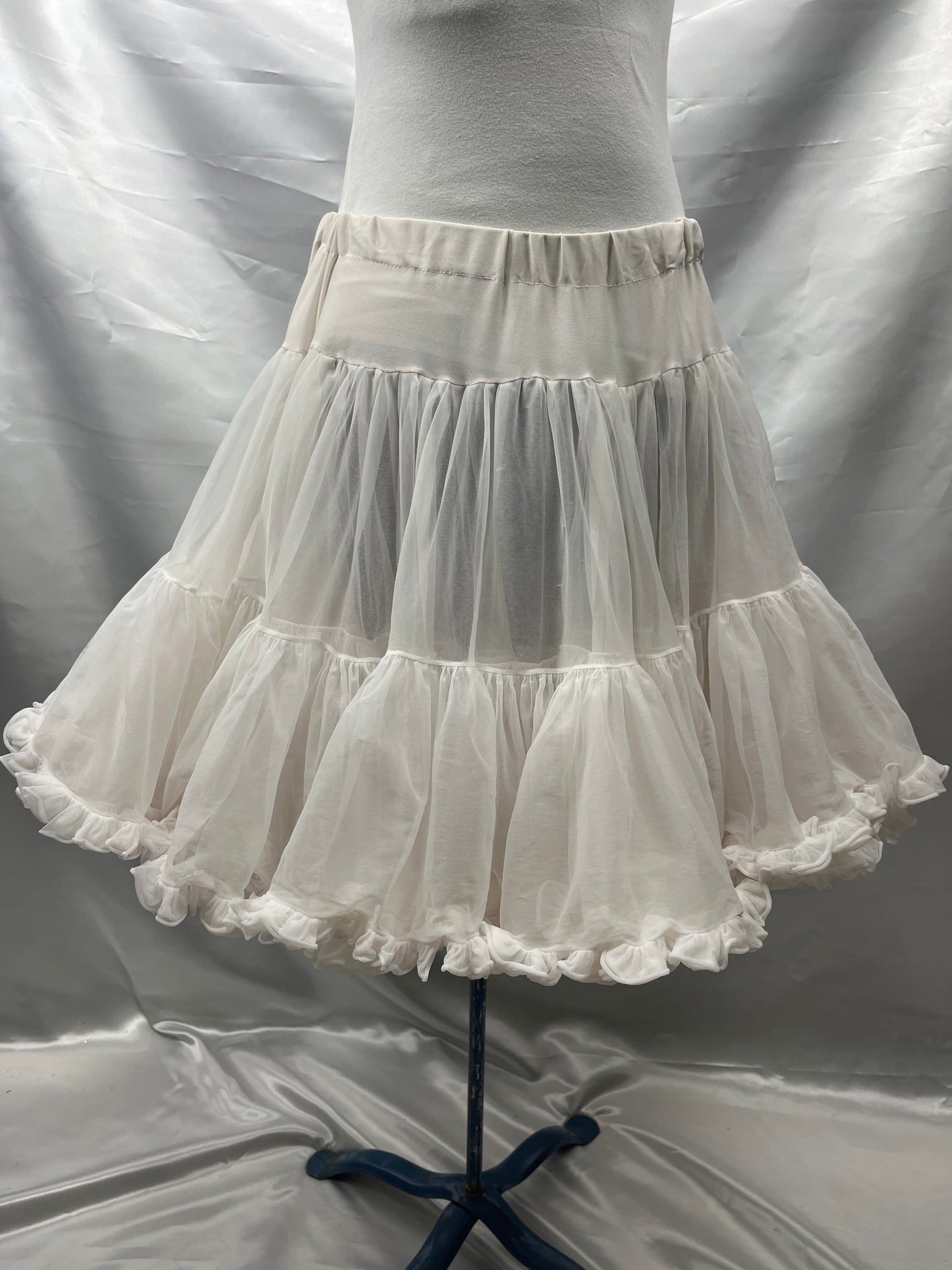 Vintage Ladies 2 layer White Rockabilly Petticoat, Crinoline OS- Preowned