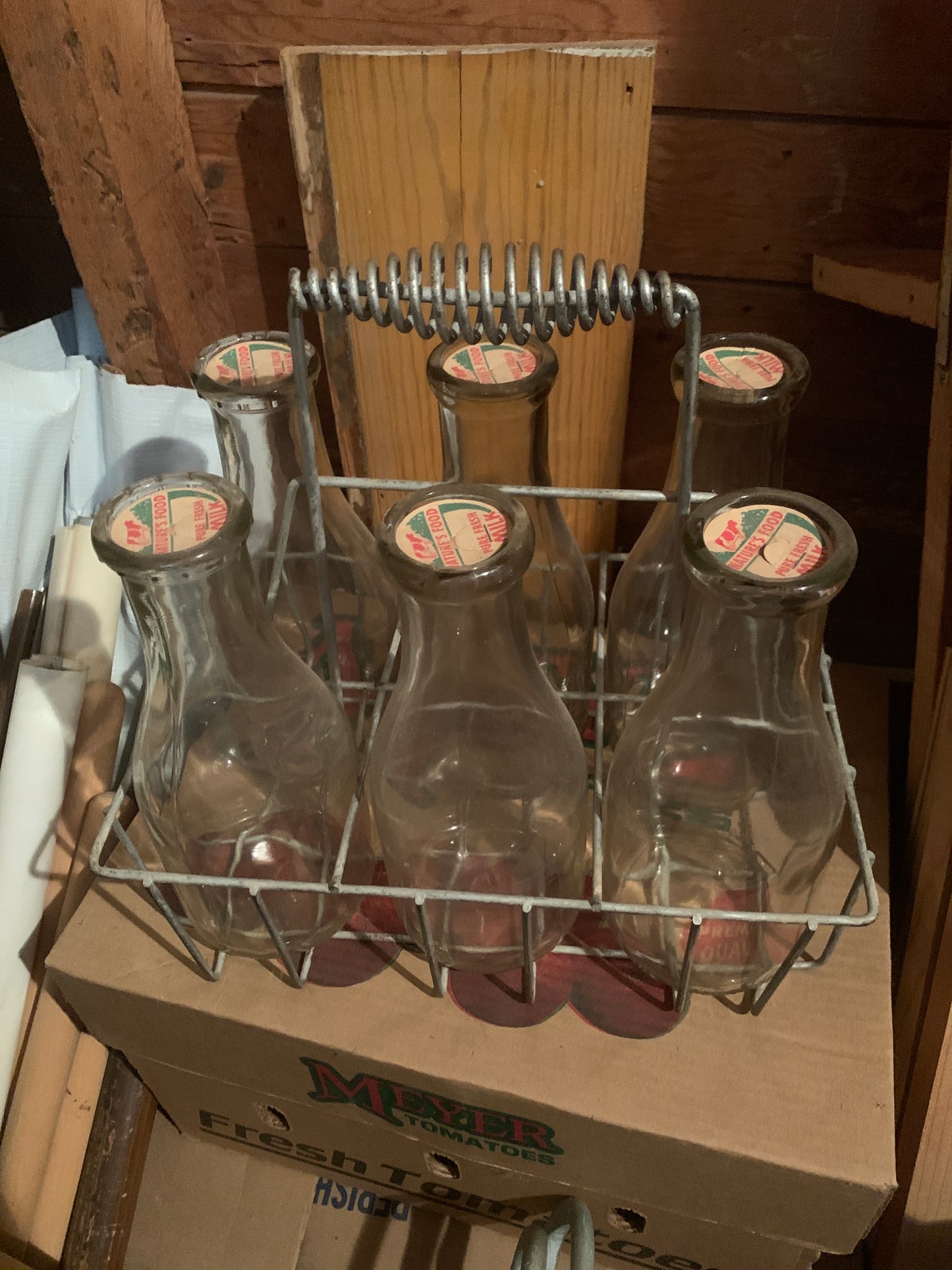 VINTAGE 6 BOTTLE WIRE MILK BOTTLE CARRIER AND 6 QUART MILK BOTTLES