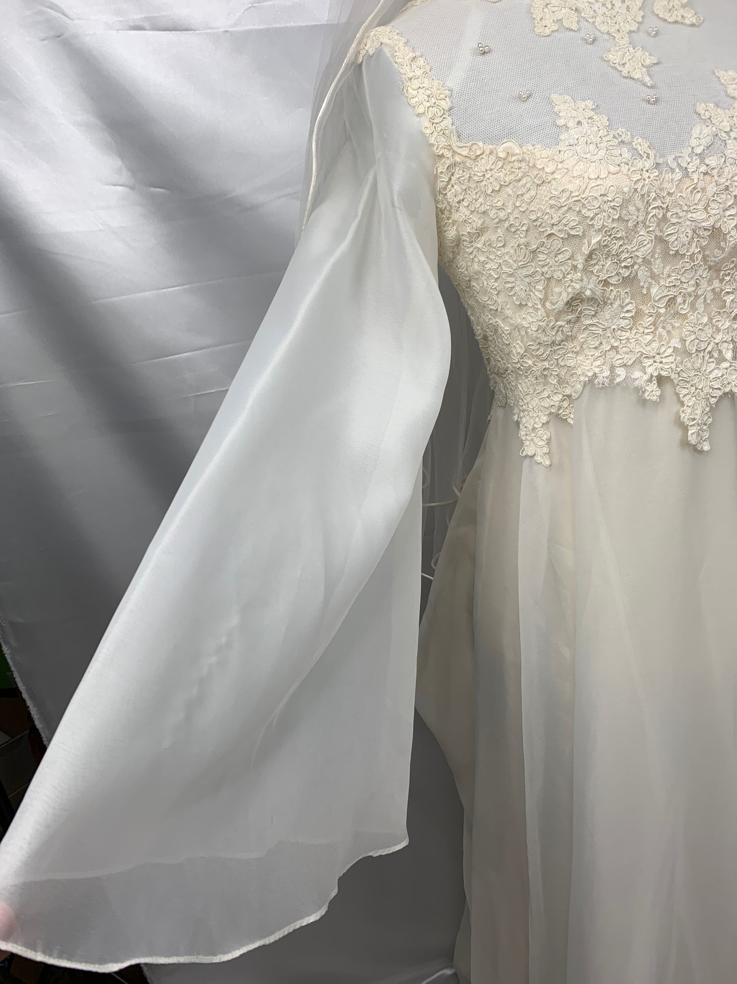 Wedding Dress & Veil Off White  XS/Small W6