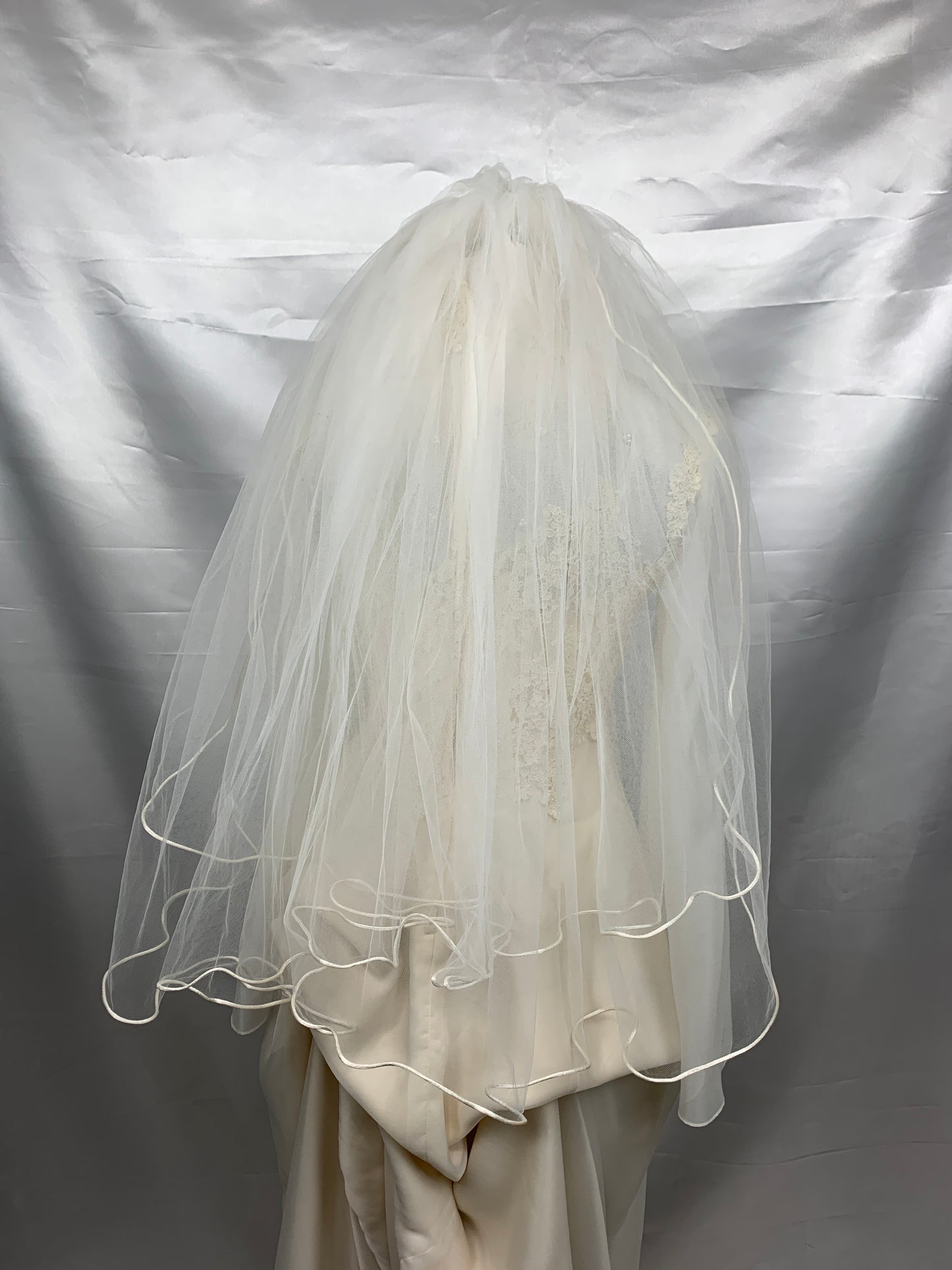 Wedding Dress & Veil Off White  XS/Small W6