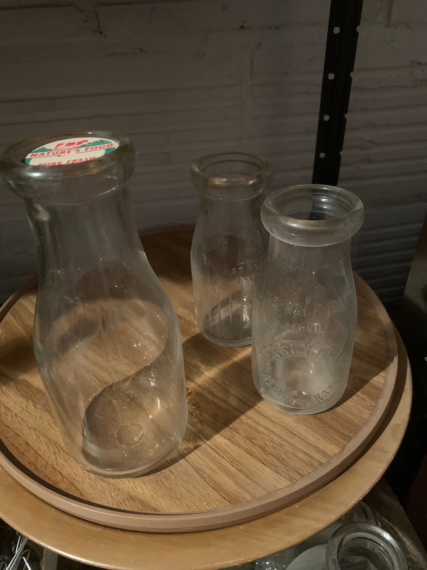 VINTAGE 6 BOTTLE WIRE MILK BOTTLE CARRIER AND 6 QUART MILK BOTTLES