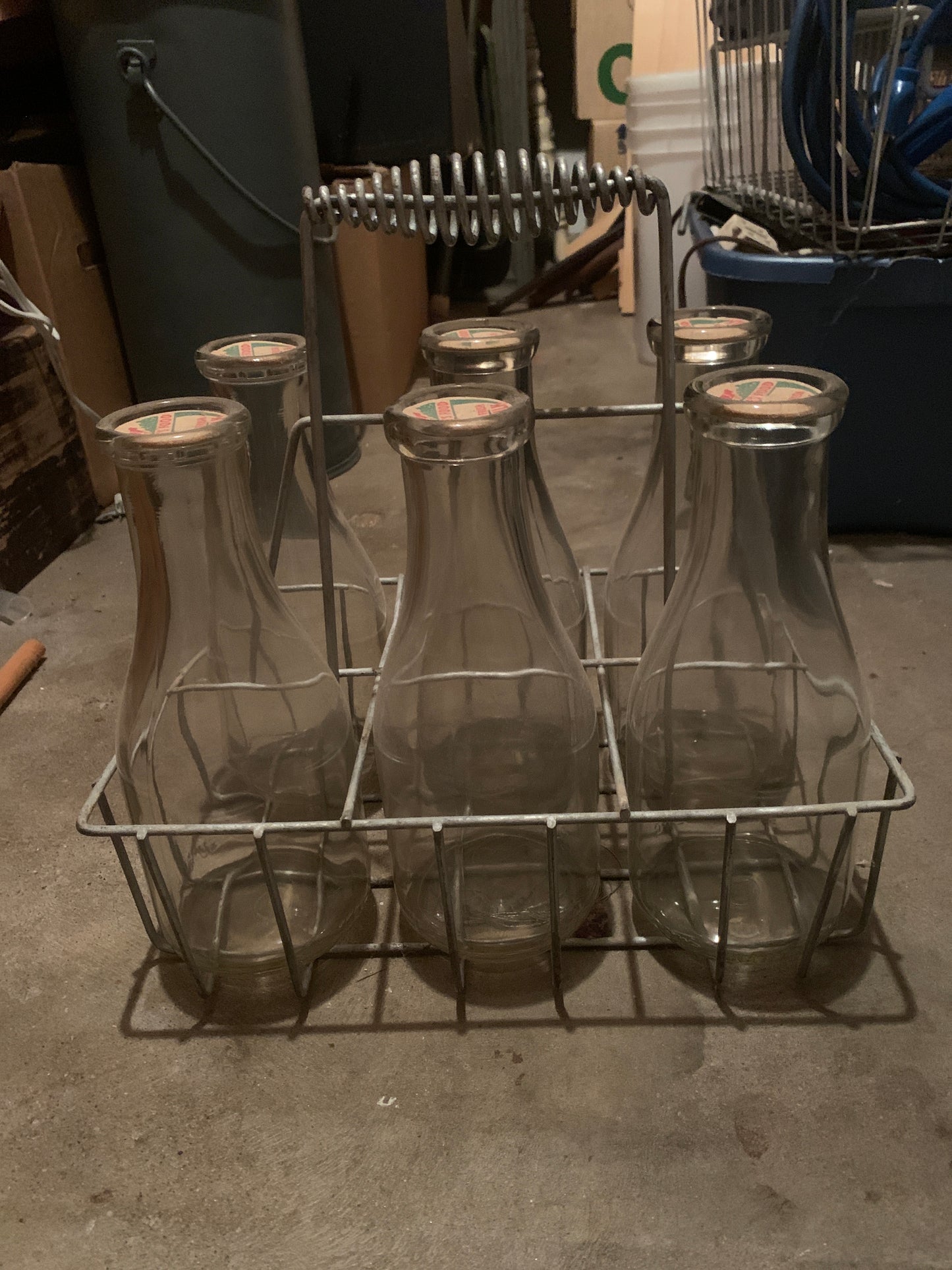VINTAGE 6 BOTTLE WIRE MILK BOTTLE CARRIER AND 6 QUART MILK BOTTLES