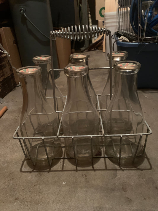 VINTAGE 6 BOTTLE WIRE MILK BOTTLE CARRIER AND 6 QUART MILK BOTTLES