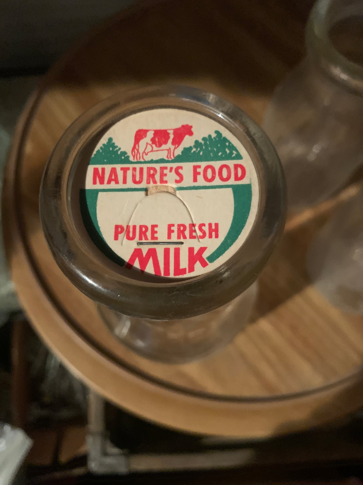 VINTAGE 6 BOTTLE WIRE MILK BOTTLE CARRIER AND 6 QUART MILK BOTTLES