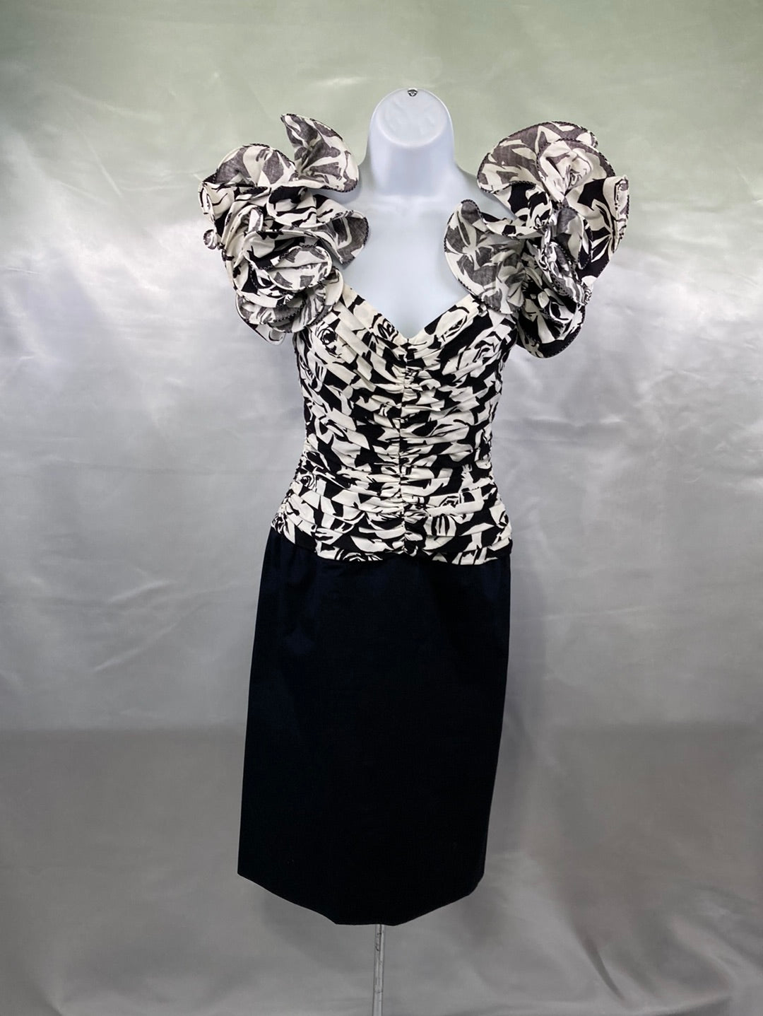 1980's Dress Black & White w/ruffle Sleeves Ladies XS